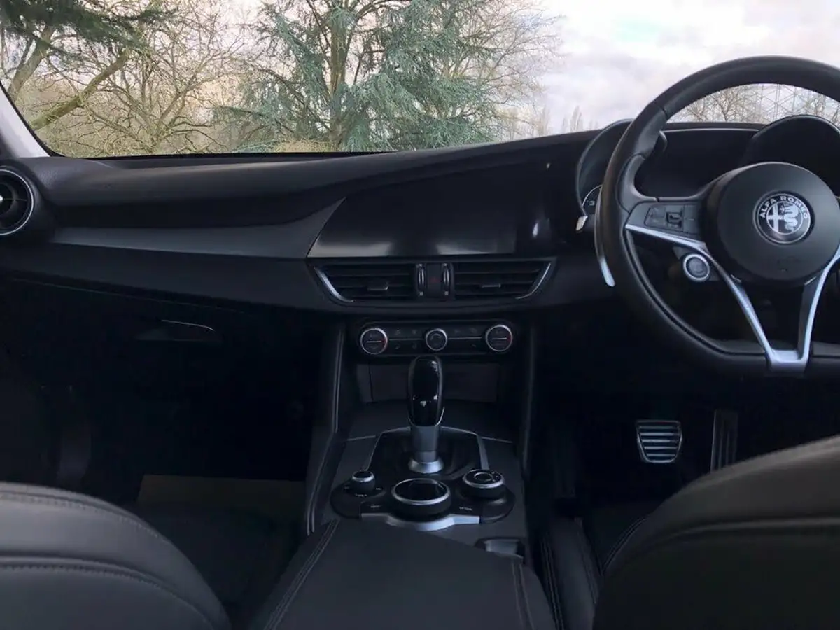 2018-alfa-romeo-giulia-20-veloce-big-60