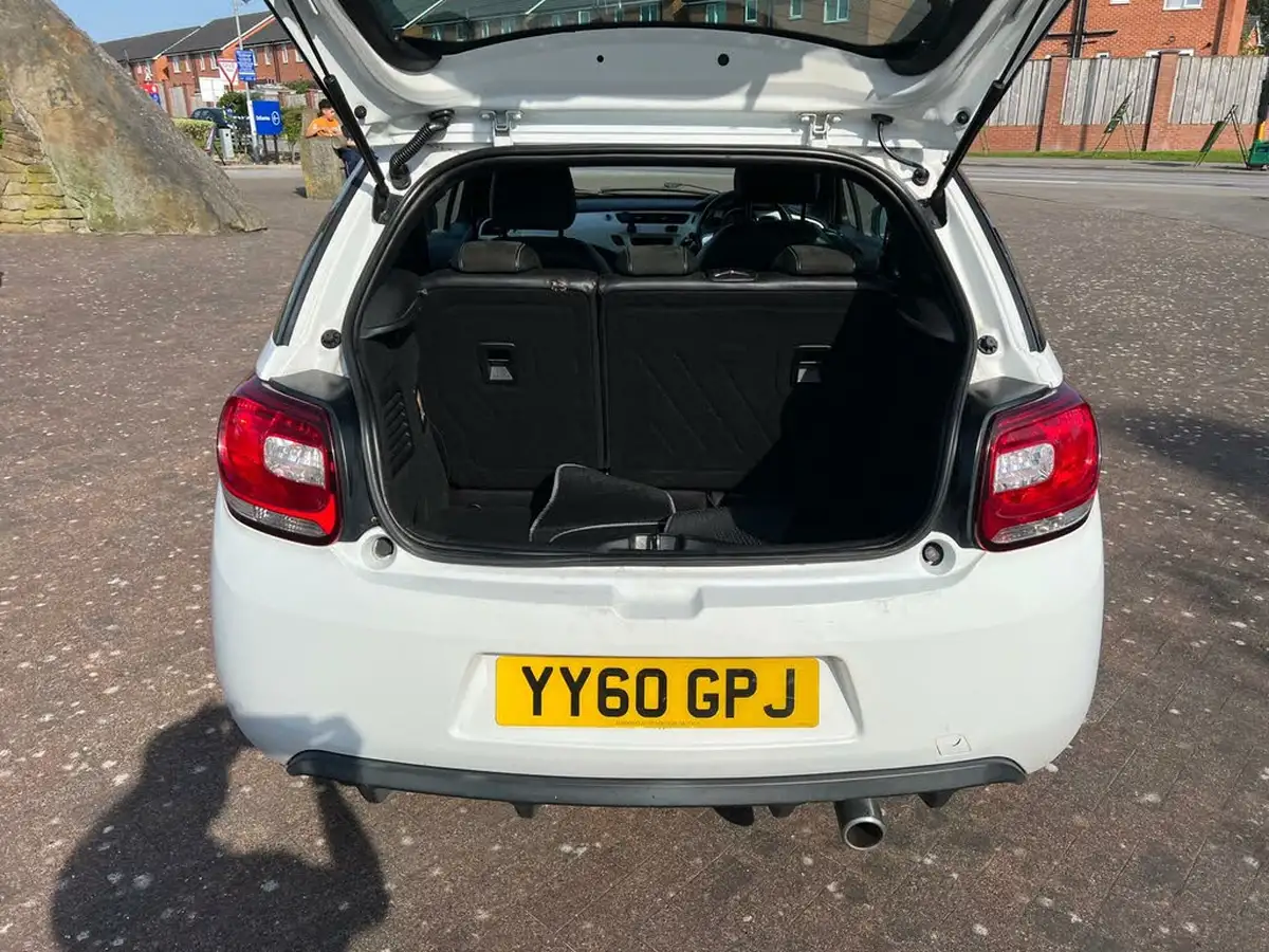 2010-citroen-ds3-16td-black-big-10