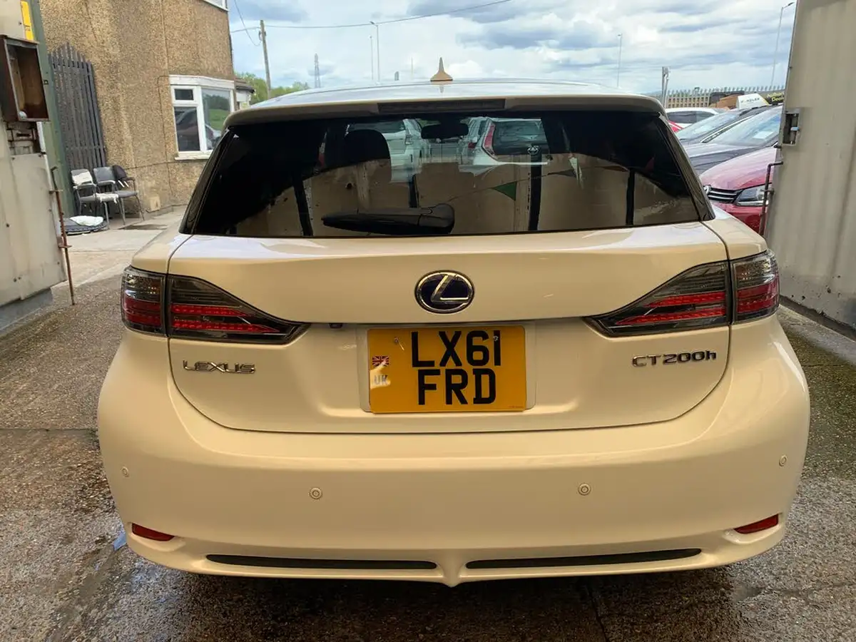 2011-lexus-ct-200h-big-9