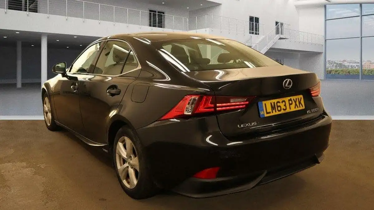 2013-lexus-is-300h-25-se-big-1