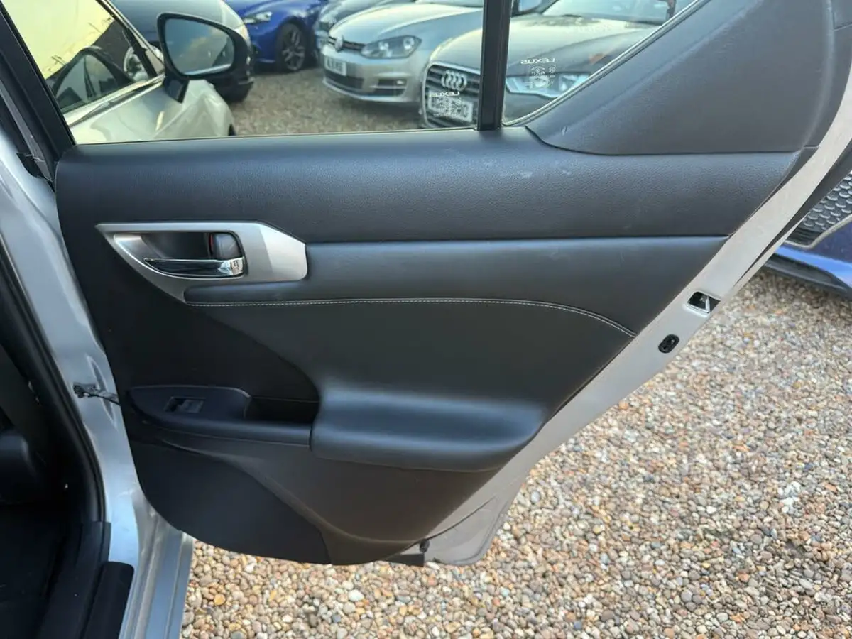 2016-lexus-ct-200h-18-sport-big-17