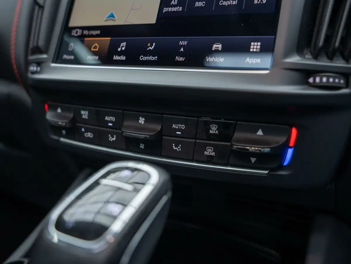 2021-maserati-levante-30-gransport-big-37