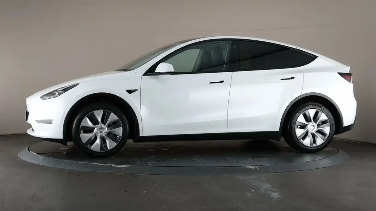 2022-tesla-model-y-e-long-range-big-30