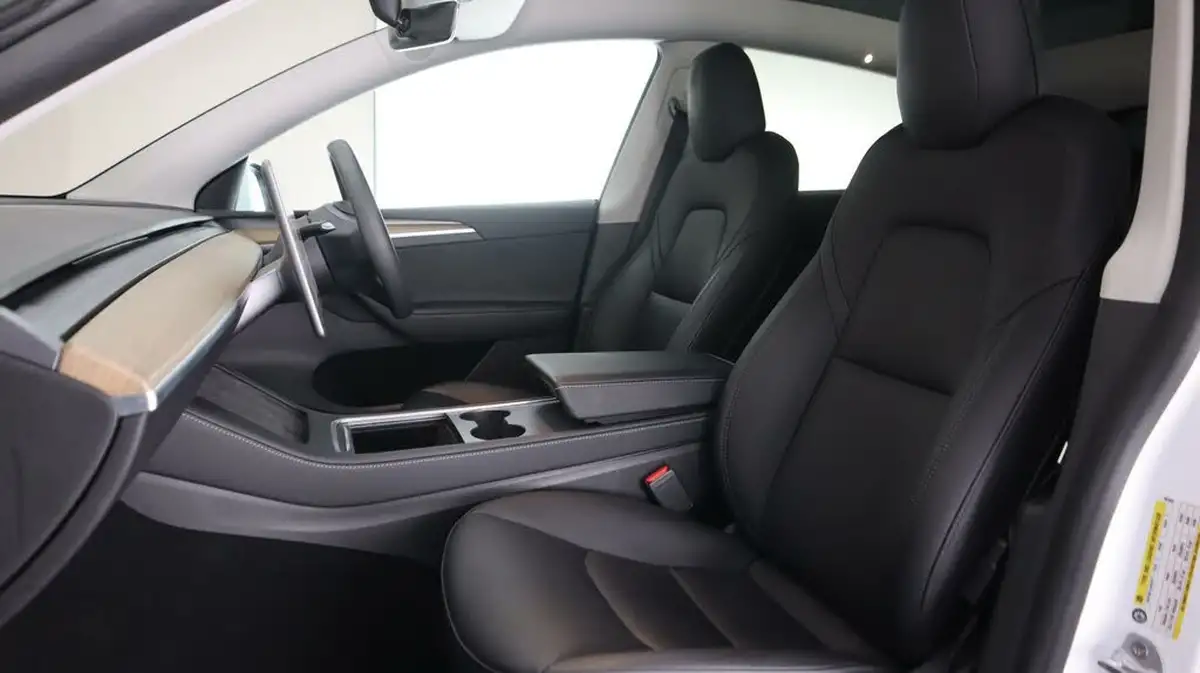 2022-tesla-model-y-e-long-range-big-13