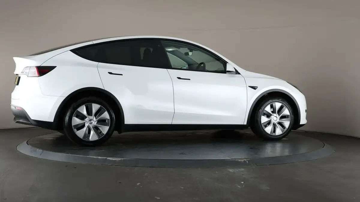 2022-tesla-model-y-e-long-range-big-54