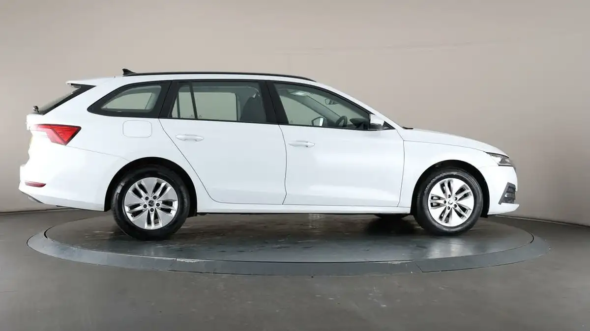 2023-skoda-octavia-20tdi-se-technology-116ps-estate-big-53