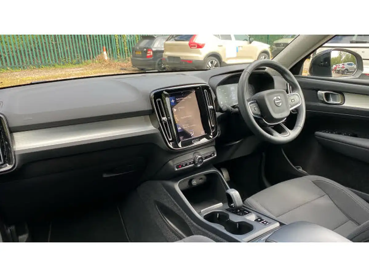 2022-volvo-xc40-15-t3-momentum-auto-big-3