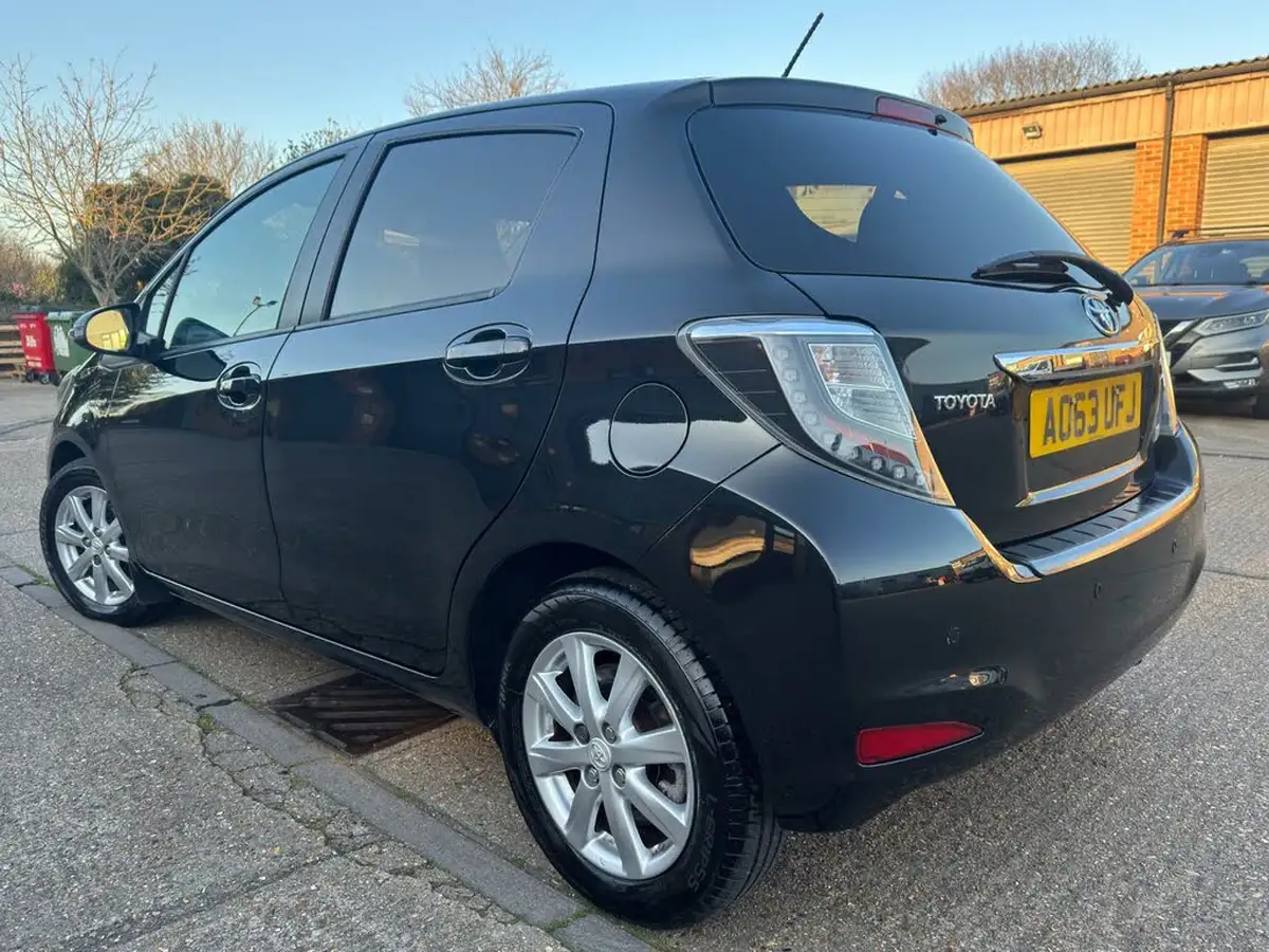 2014-toyota-yaris-15-vvt-i-icon-hybrid-big-1
