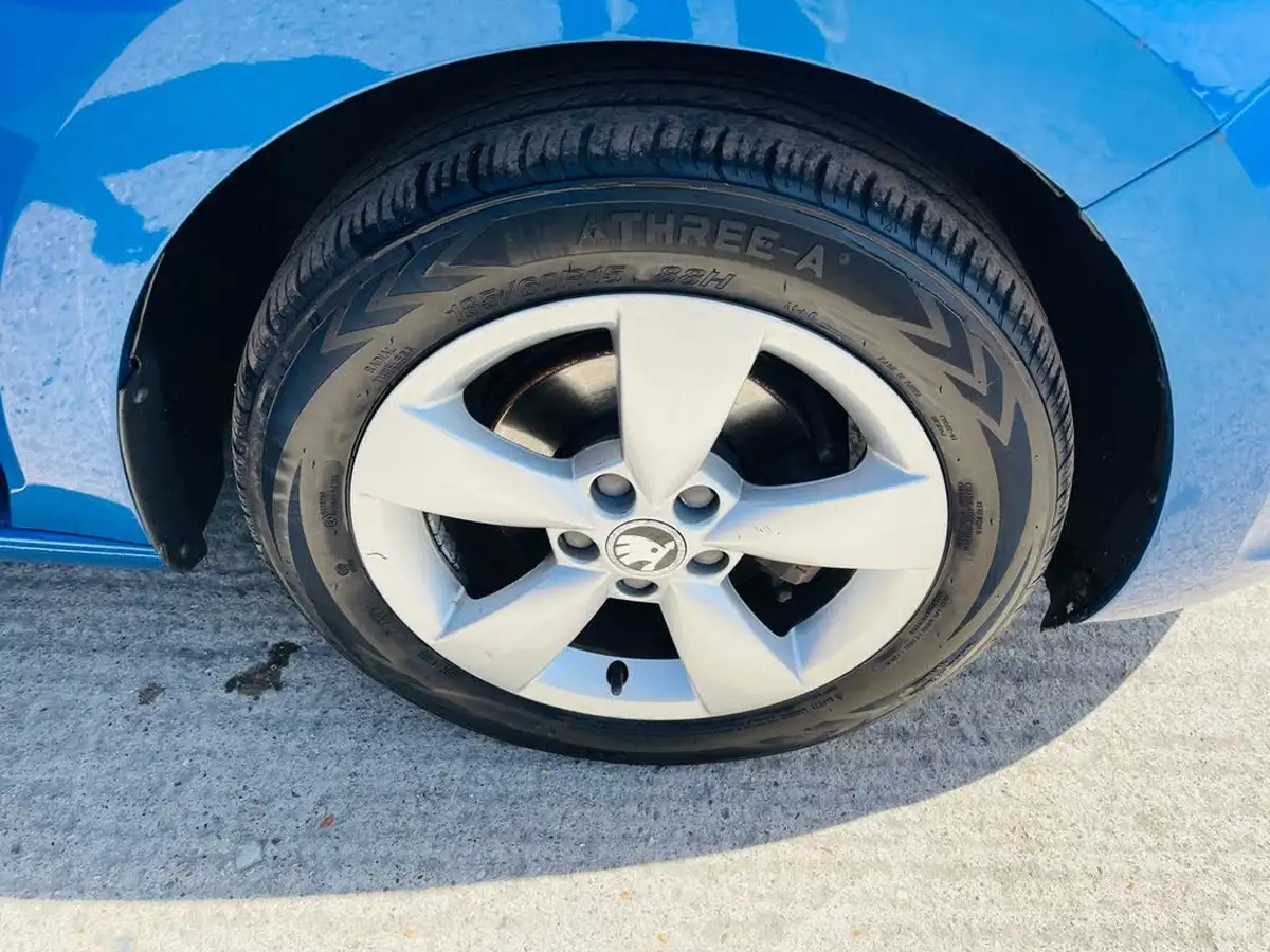 2015-skoda-rapid-12-se-86ps-big-46