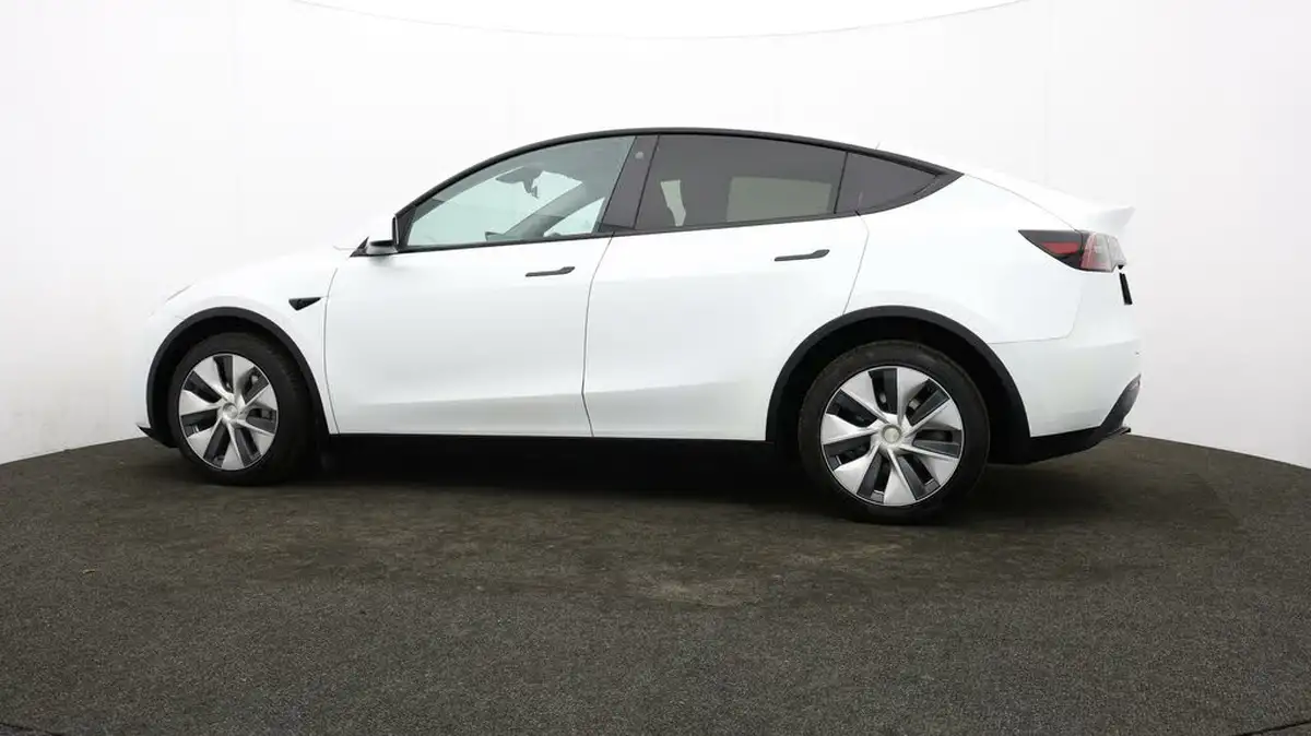 2022-tesla-model-y-e-long-range-big-64