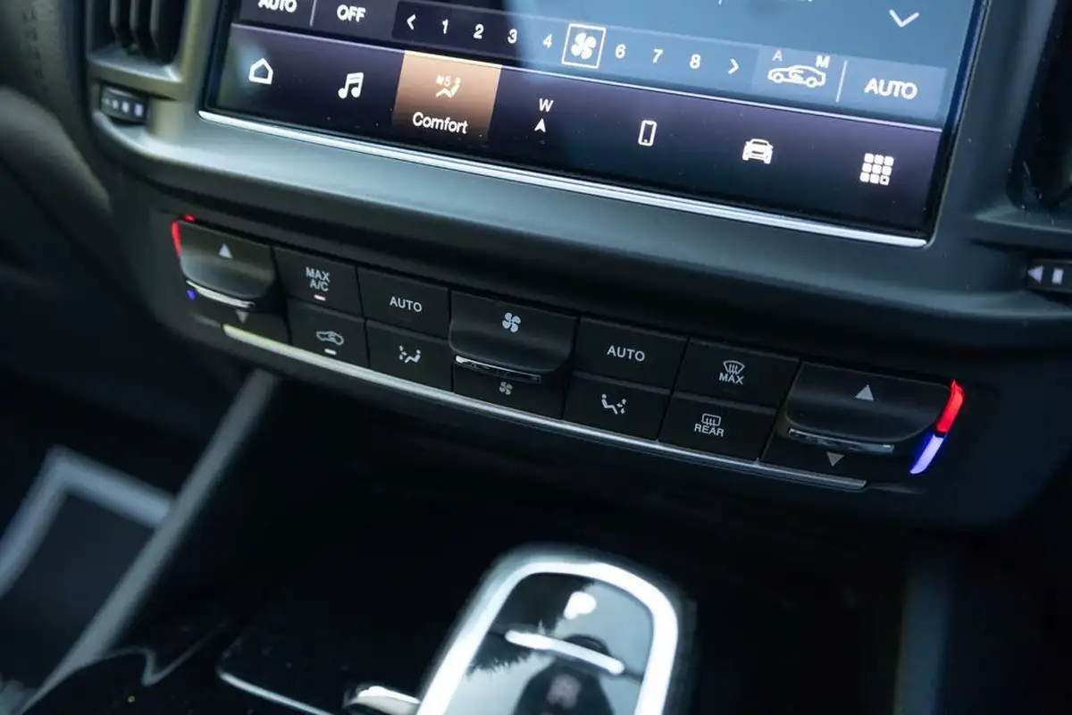 2021-maserati-levante-30-gransport-big-26