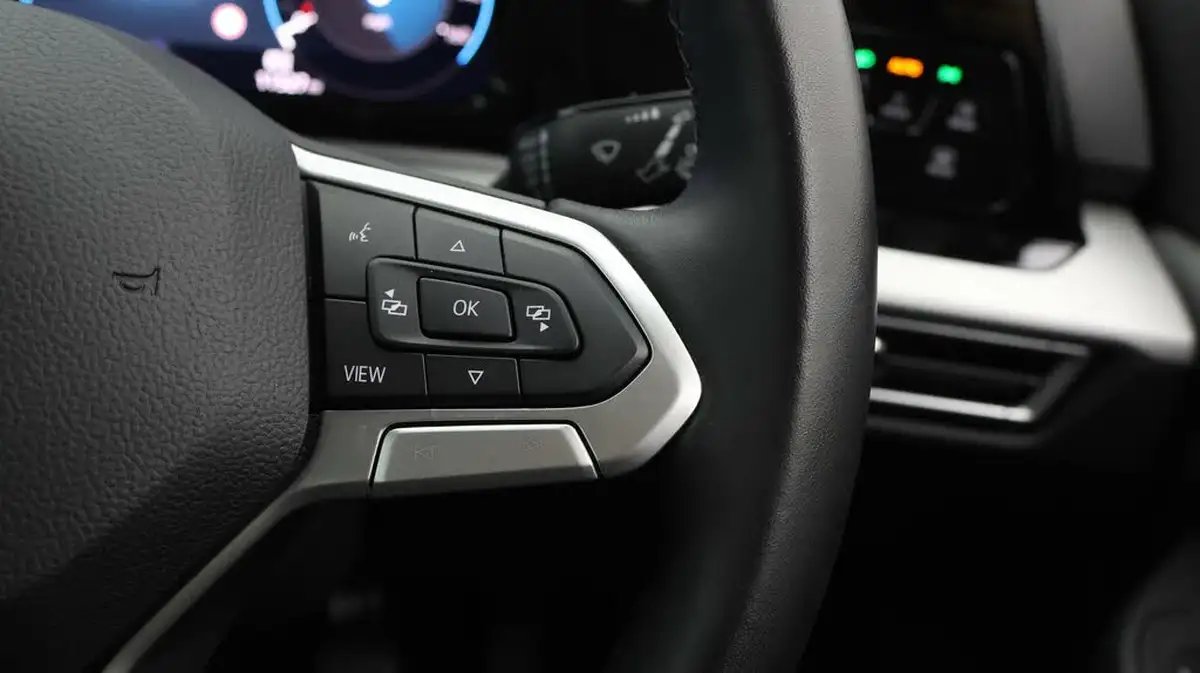 2022-volkswagen-golf-15-tsi-life-130ps-hatchback-big-21