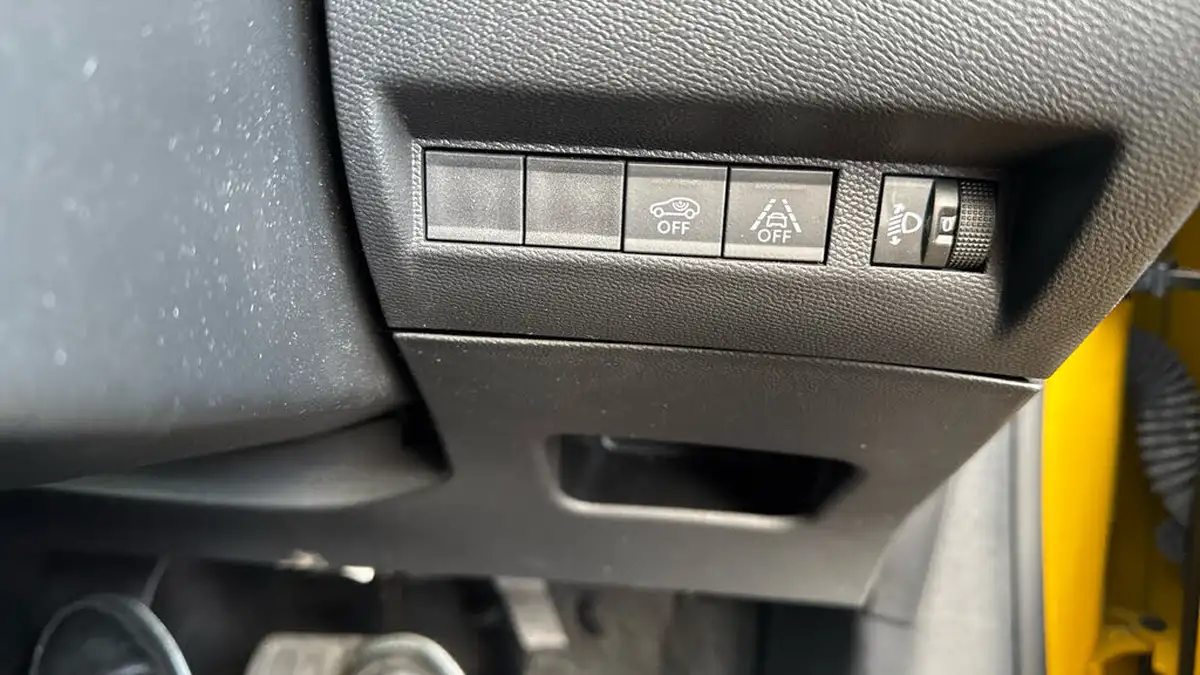 2023-peugeot-208-12-puretech-active-premium-100ps-eat8-big-35
