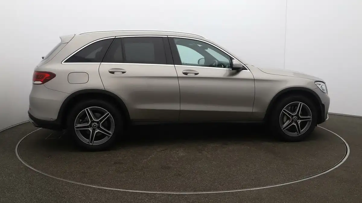 2022-mercedes-benz-glc-class-20d-glc220d-amg-line-195ps-station-wagon-5d-1950cc-4matic-plus-big-43