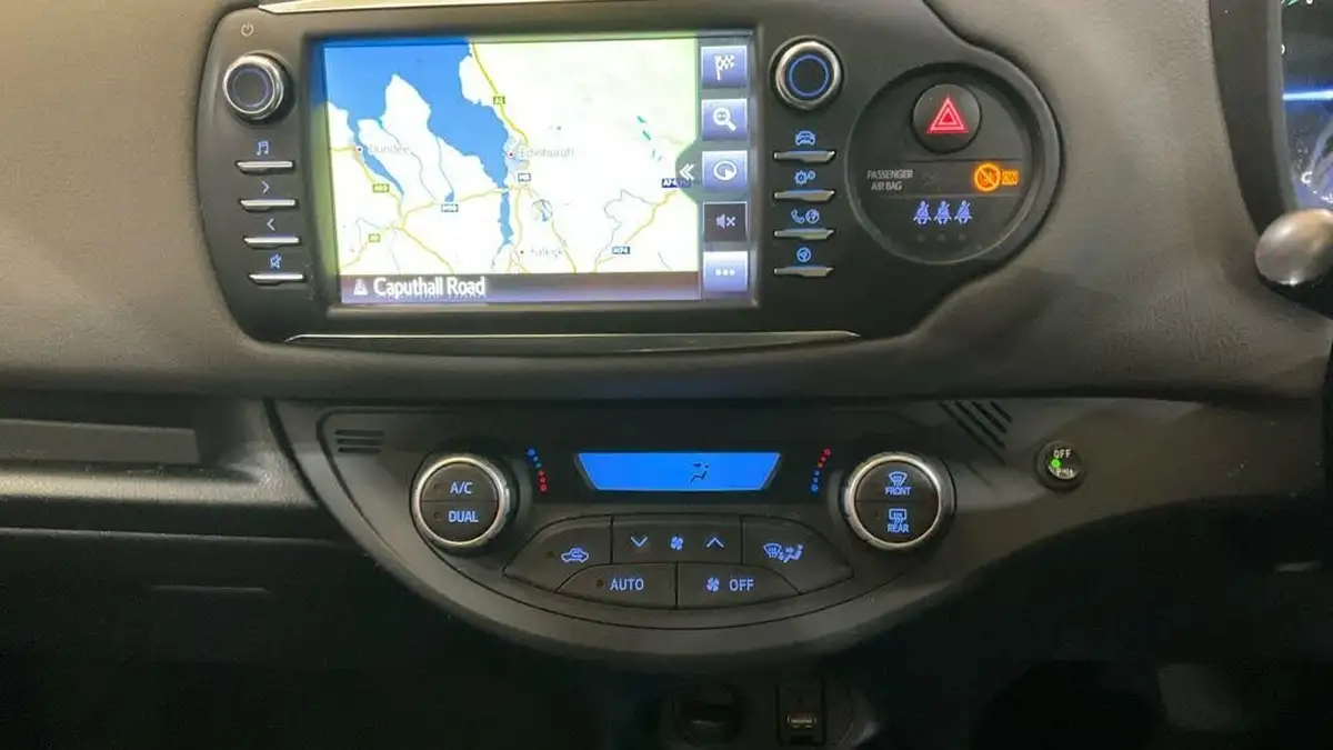 2017-toyota-yaris-15-vvt-i-icon-tech-98bhp-hybrid-1497cc-e-cvt-big-16