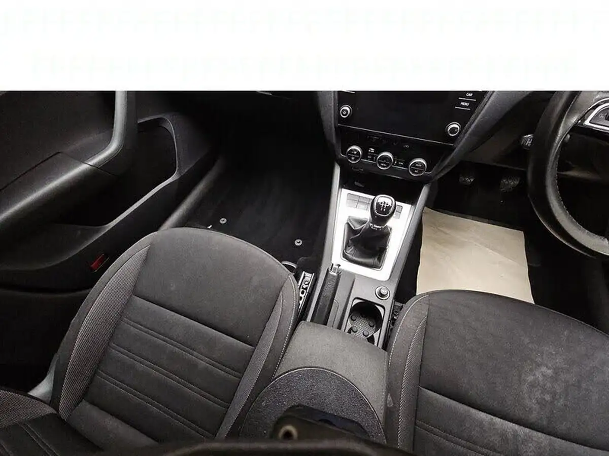 2019-skoda-octavia-16tdi-se-technology-estate-big-3