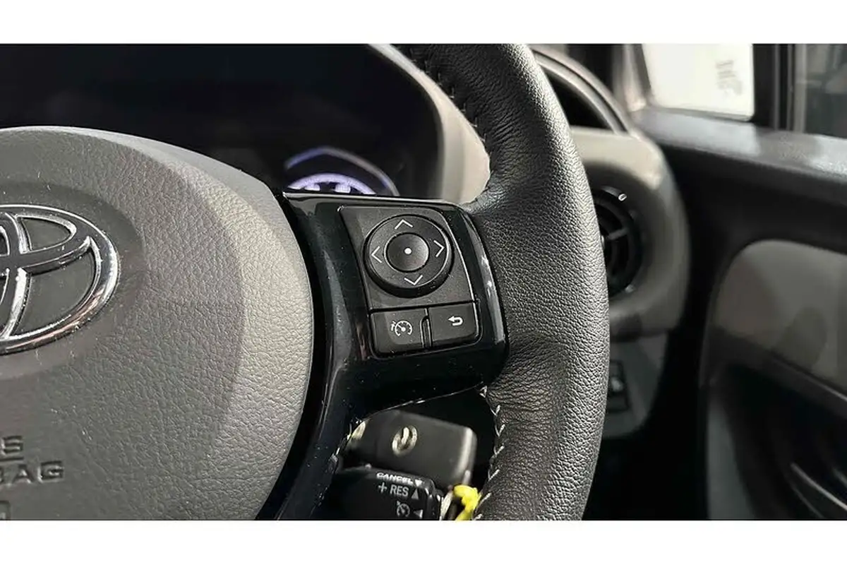 2018-toyota-yaris-15-vvt-i-icon-tech-111bhp-1496cc-cvt-big-30