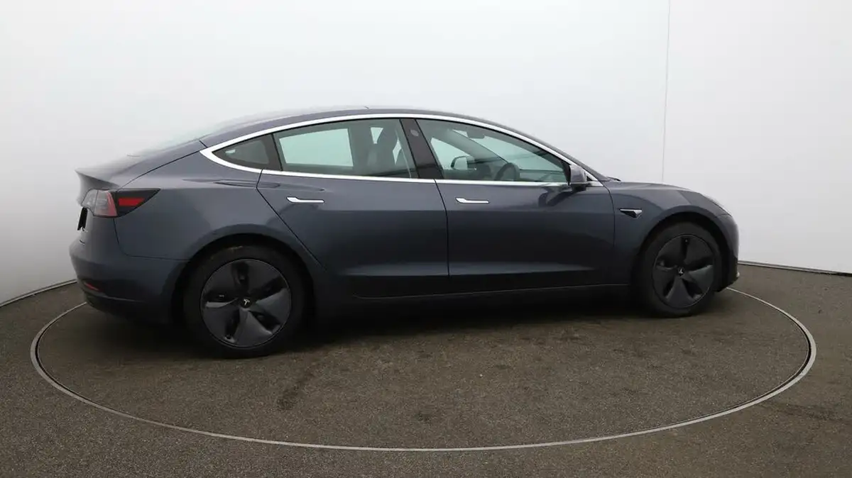 2020-tesla-model-3-e-long-range-big-43