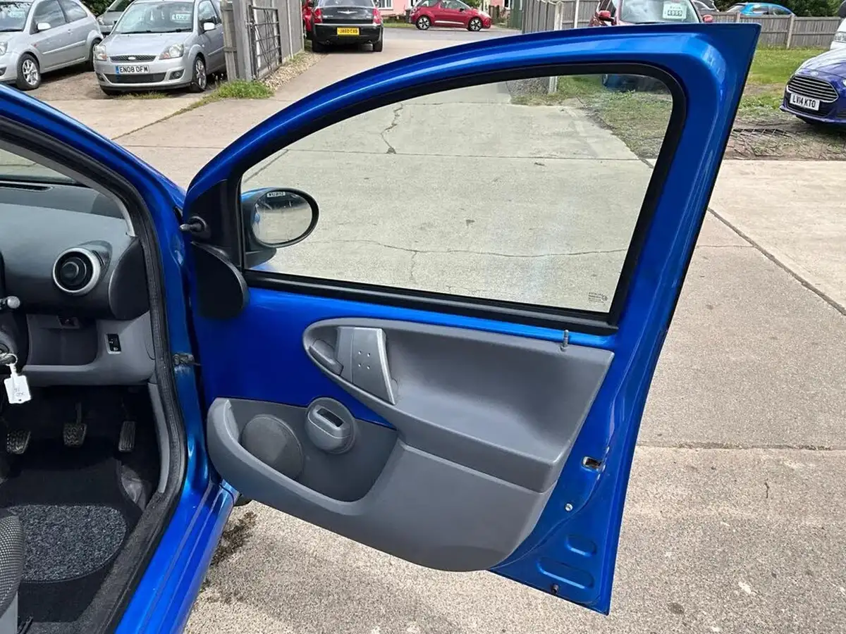 2010-toyota-aygo-10-aygo-blue-vvt-i-5d-big-53