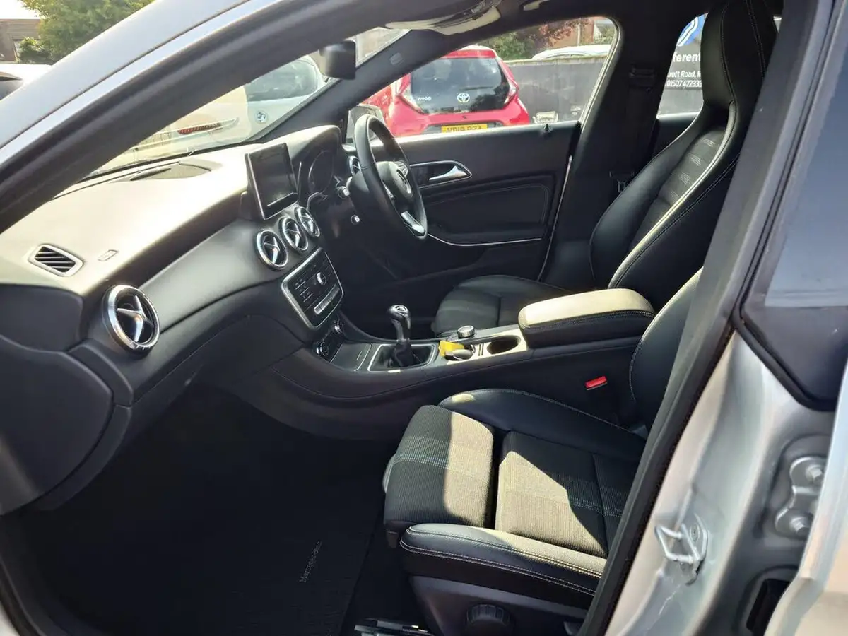 2017-mercedes-benz-cla-21d-cla-200-sport-coupe-4d-big-16