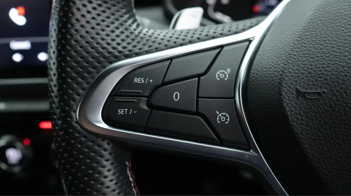2020-renault-clio-13-tce-rs-line-big-24