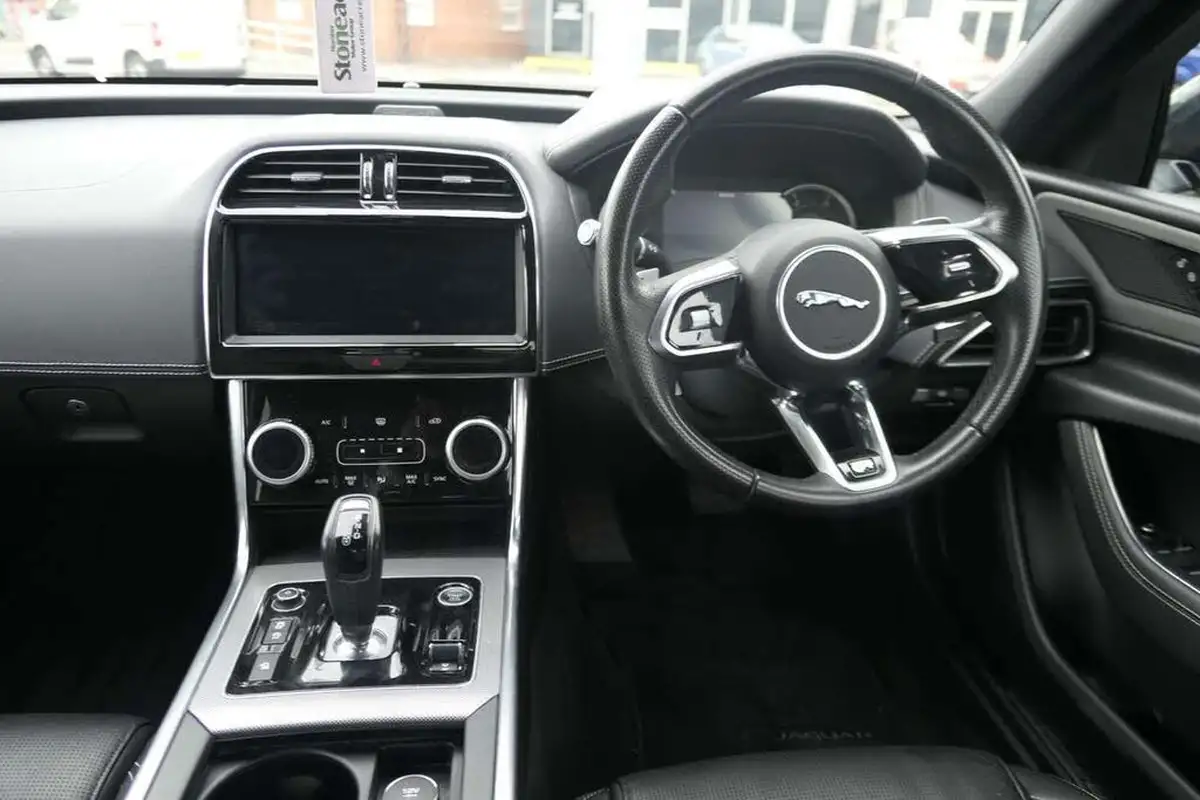 2020-jaguar-xe-20d-r-dynamic-s-big-9