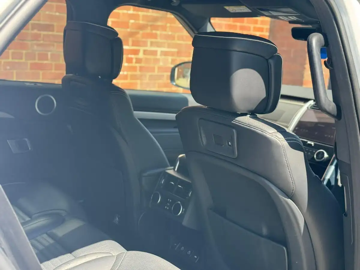 2021-land-rover-discovery-30-d300-r-dynamic-se-big-18