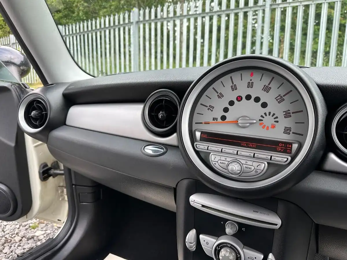 2009-mini-cooper-16-cooper-120bhp-hatchback-3d-big-13