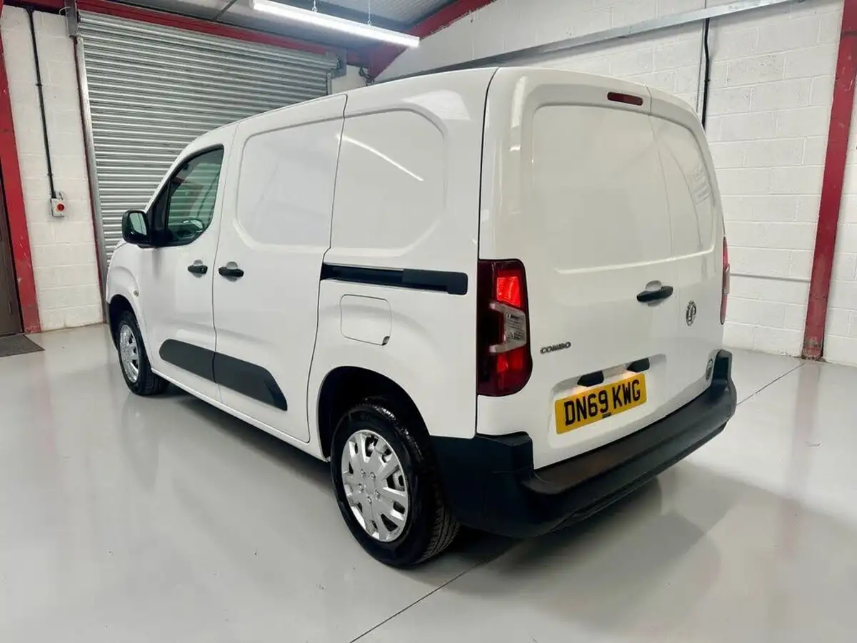 2019-vauxhall-combo-15cdti-edition-2000-75pseu6d-t-panel-big-3