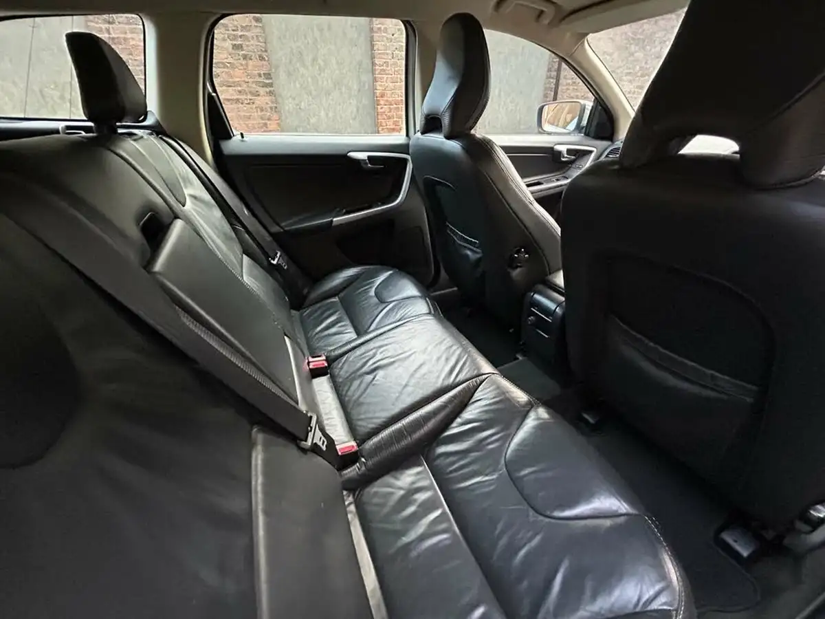 2010-volvo-xc60-24td-d5-r-design-geartronic-big-23
