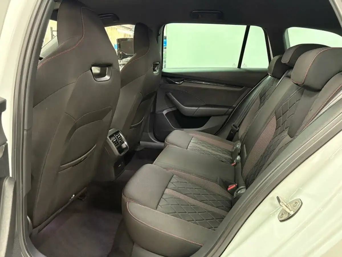 2021-skoda-octavia-20tdi-vrs-estate-big-10
