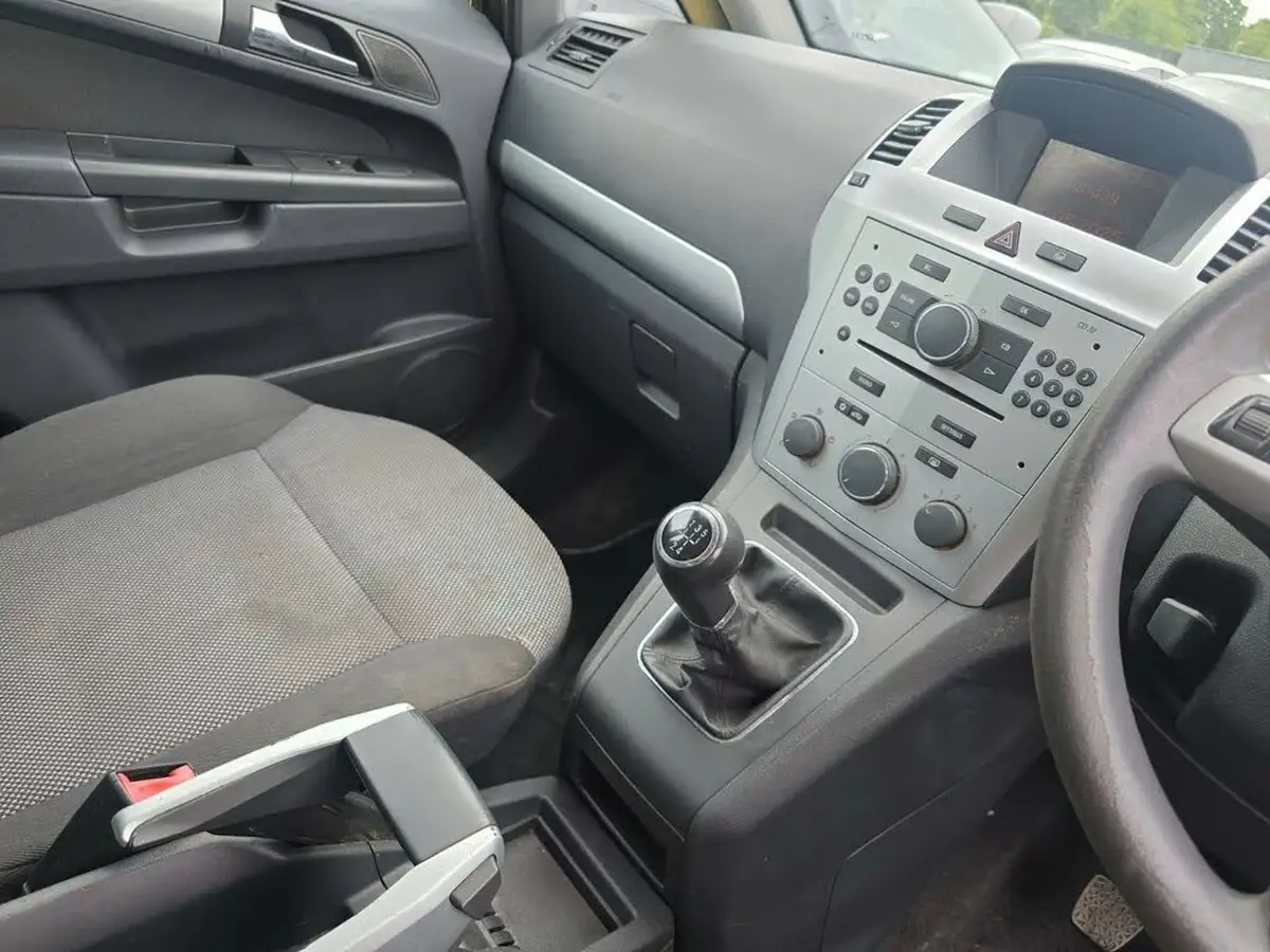 2010-vauxhall-zafira-16-exclusiv-115ps-big-14