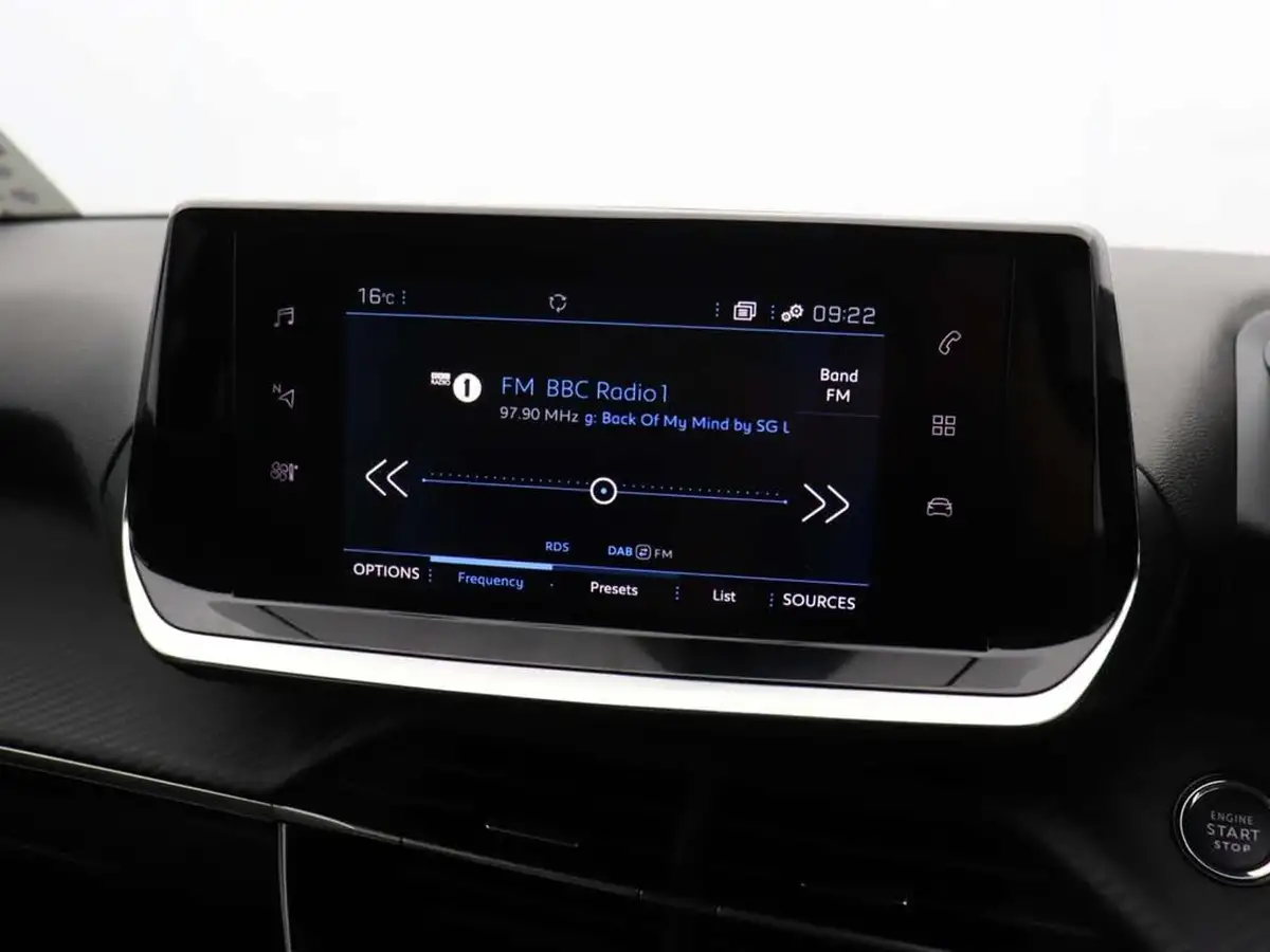 2023-peugeot-208-12-puretech-allure-premium-130ps-eat8-big-24