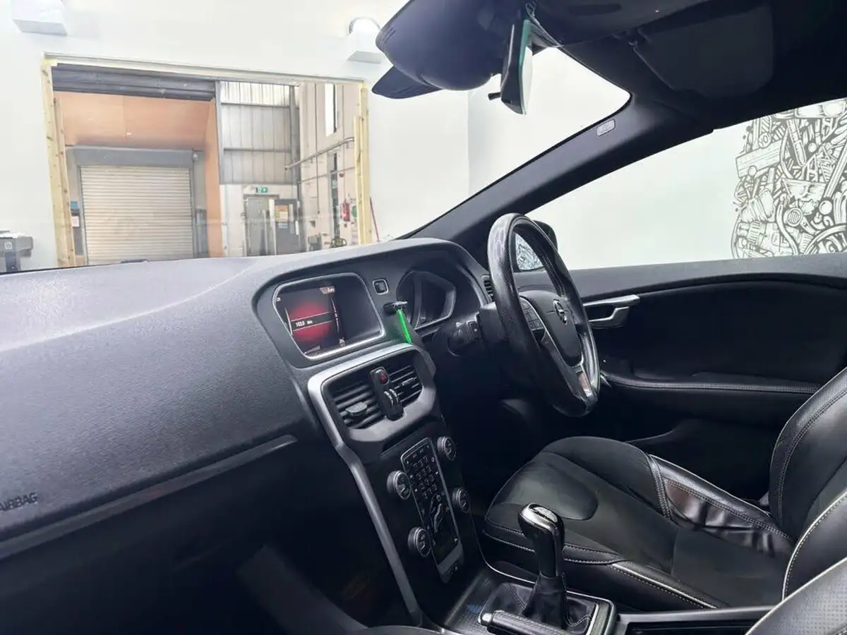 2018-volvo-v40-20td-d2-r-design-nav-plus-big-14