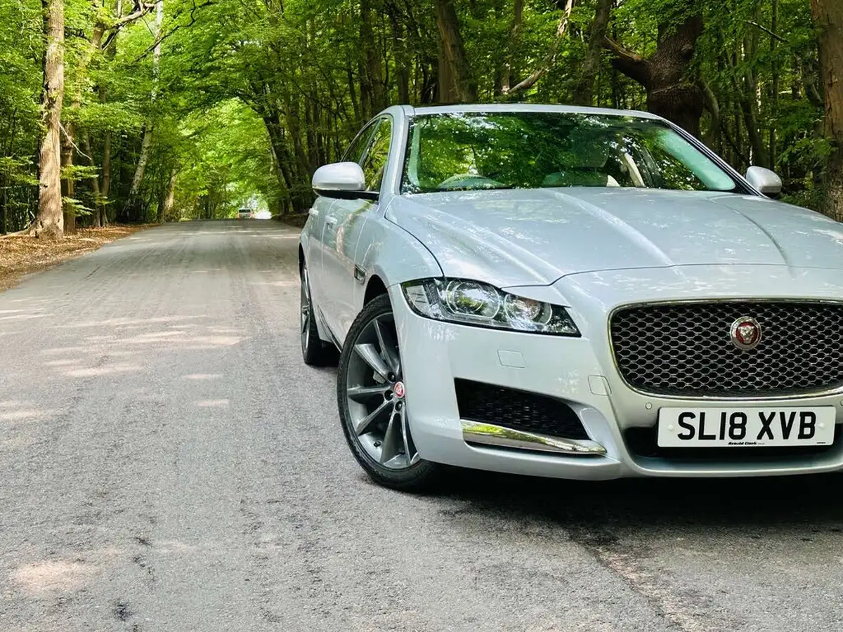 2018-jaguar-xf-20td-portfolio-240ps-awd-saloon-4d-1998cc-auto-big-1