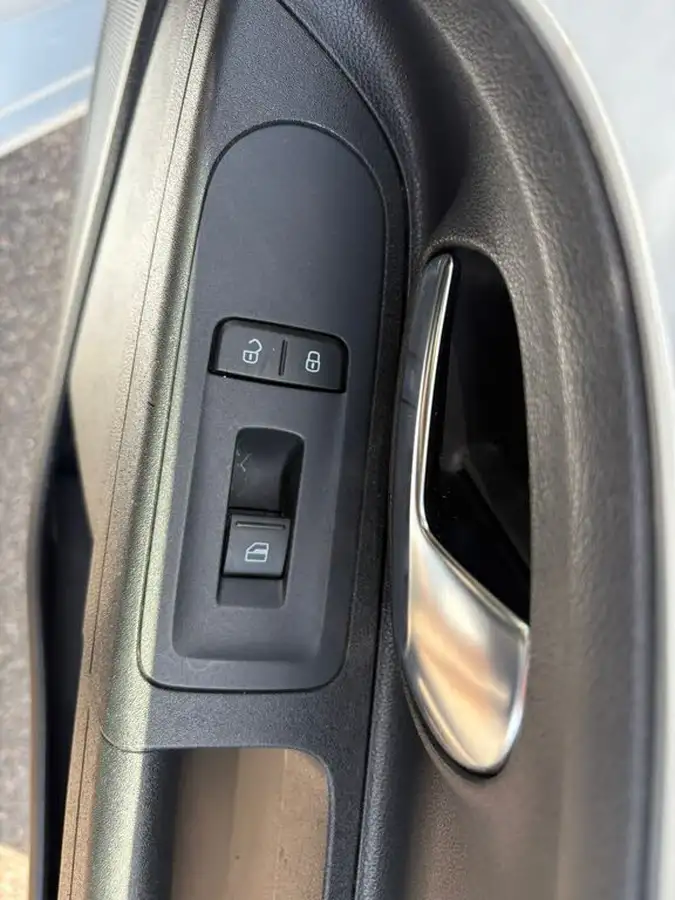 2013-volkswagen-up-10-move-up-59bhp-3d-big-14