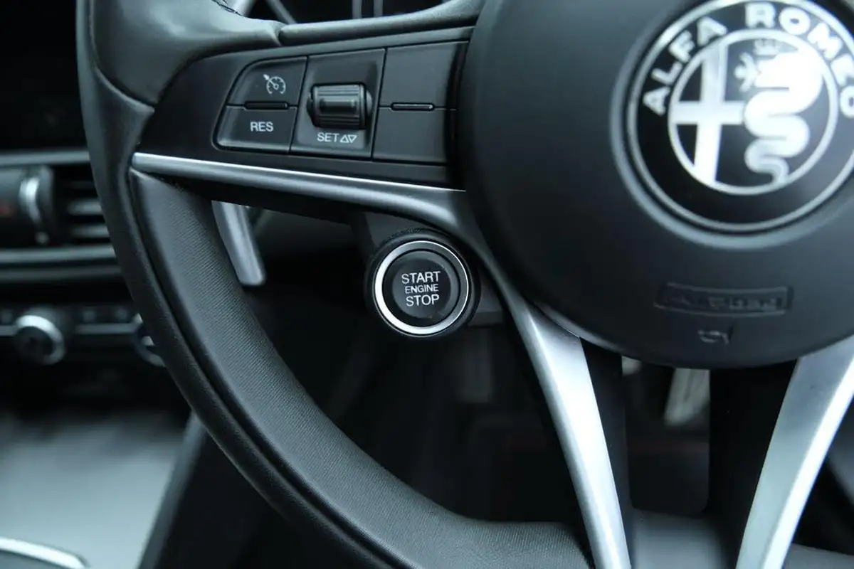 2017-alfa-romeo-giulia-20-veloce-big-53