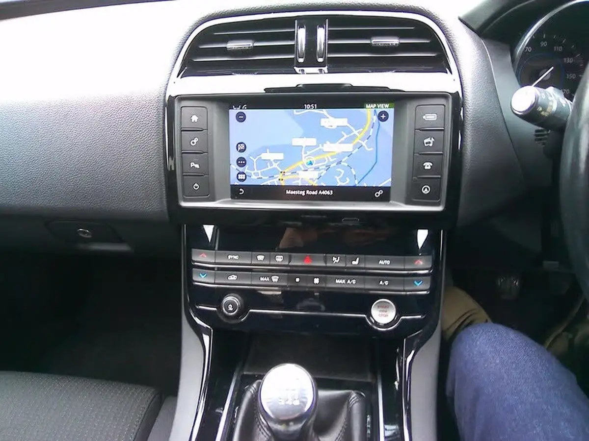 2016-jaguar-xe-20d-se-180ps-big-10
