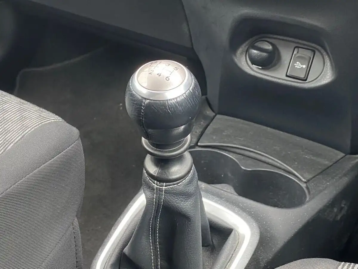 2015-toyota-yaris-133-icon-vvt-i-5d-big-41