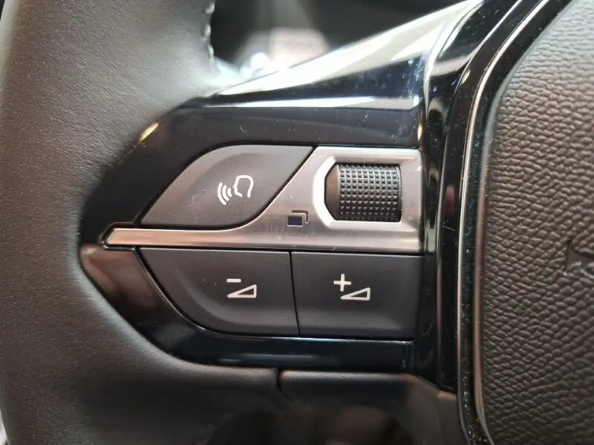 2023-peugeot-208-12-puretech-allure-premium-100ps-big-14