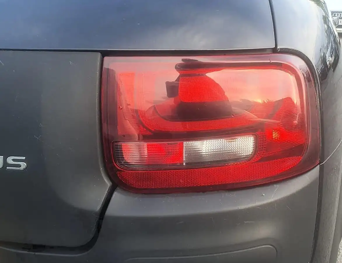 2015-citroen-c4-cactus-16bluehdi-flair-big-44