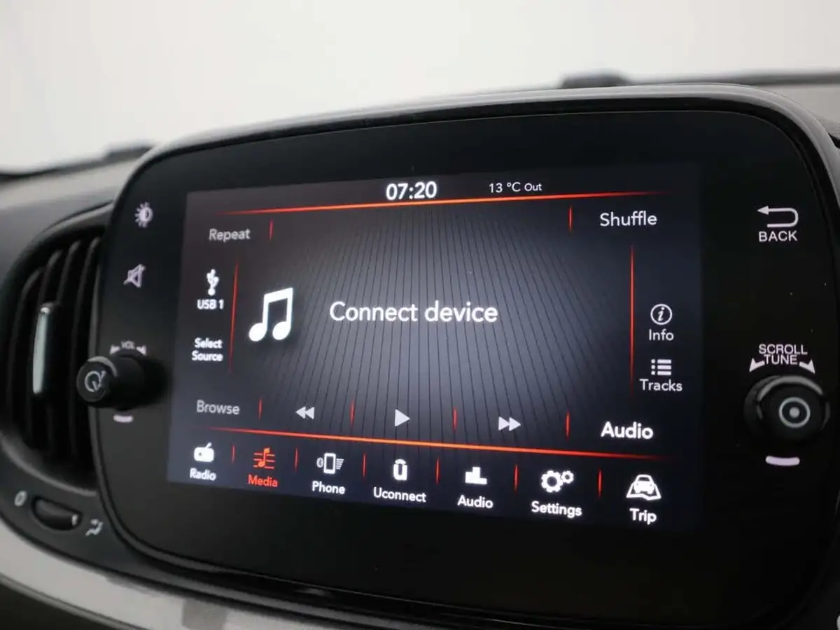 2020-fiat-500-10-lounge-big-20