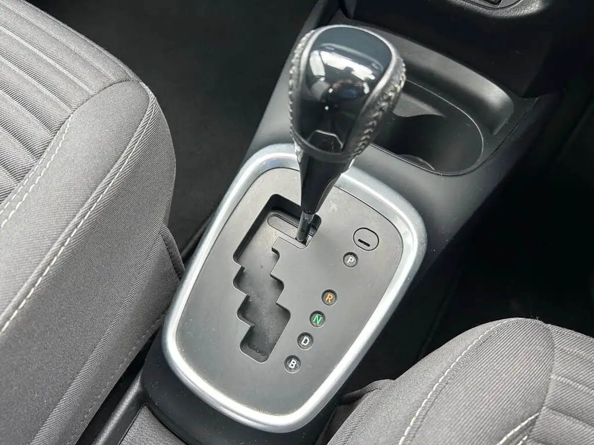 2019-toyota-yaris-15-vvt-i-icon-tech-98bhp-hybrid-1497cc-e-cvt-big-16