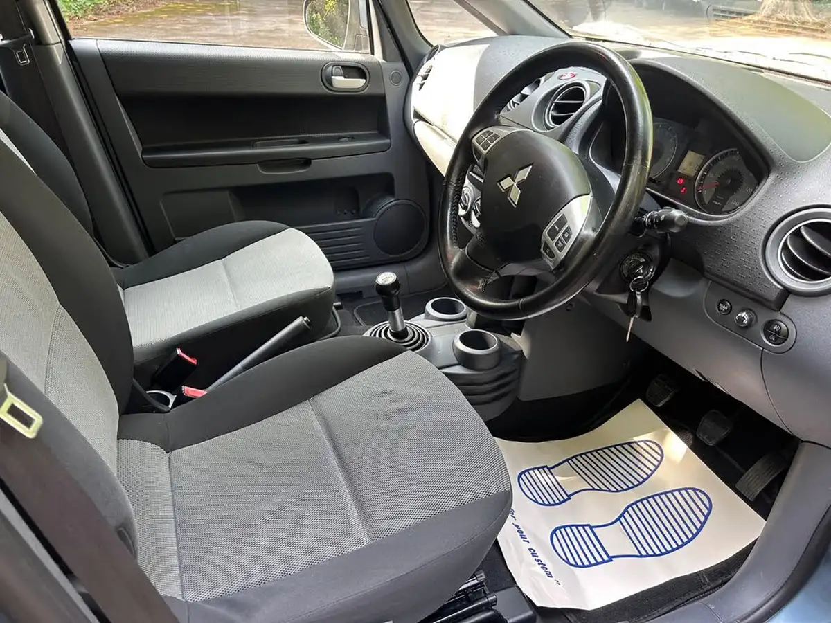 2011-mitsubishi-colt-13-cz2-5d-big-21