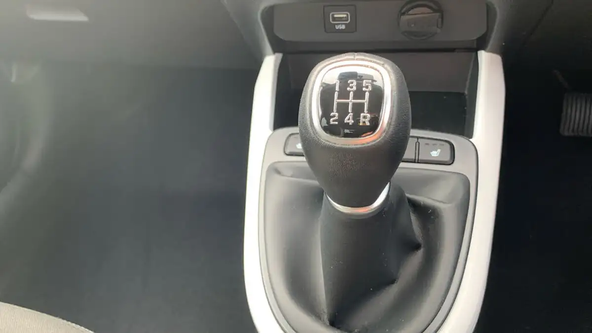 2022-hyundai-i10-12-premium-big-19