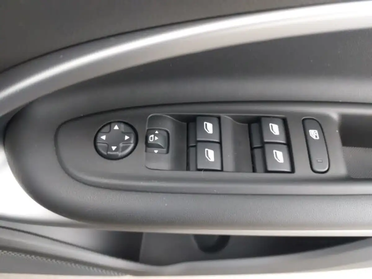 2024-jeep-avenger-12-gse-altitude-big-18