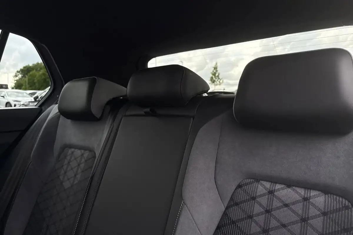 2024-volkswagen-golf-15-tsi-r-line-150ps-evo-hatchback-big-13