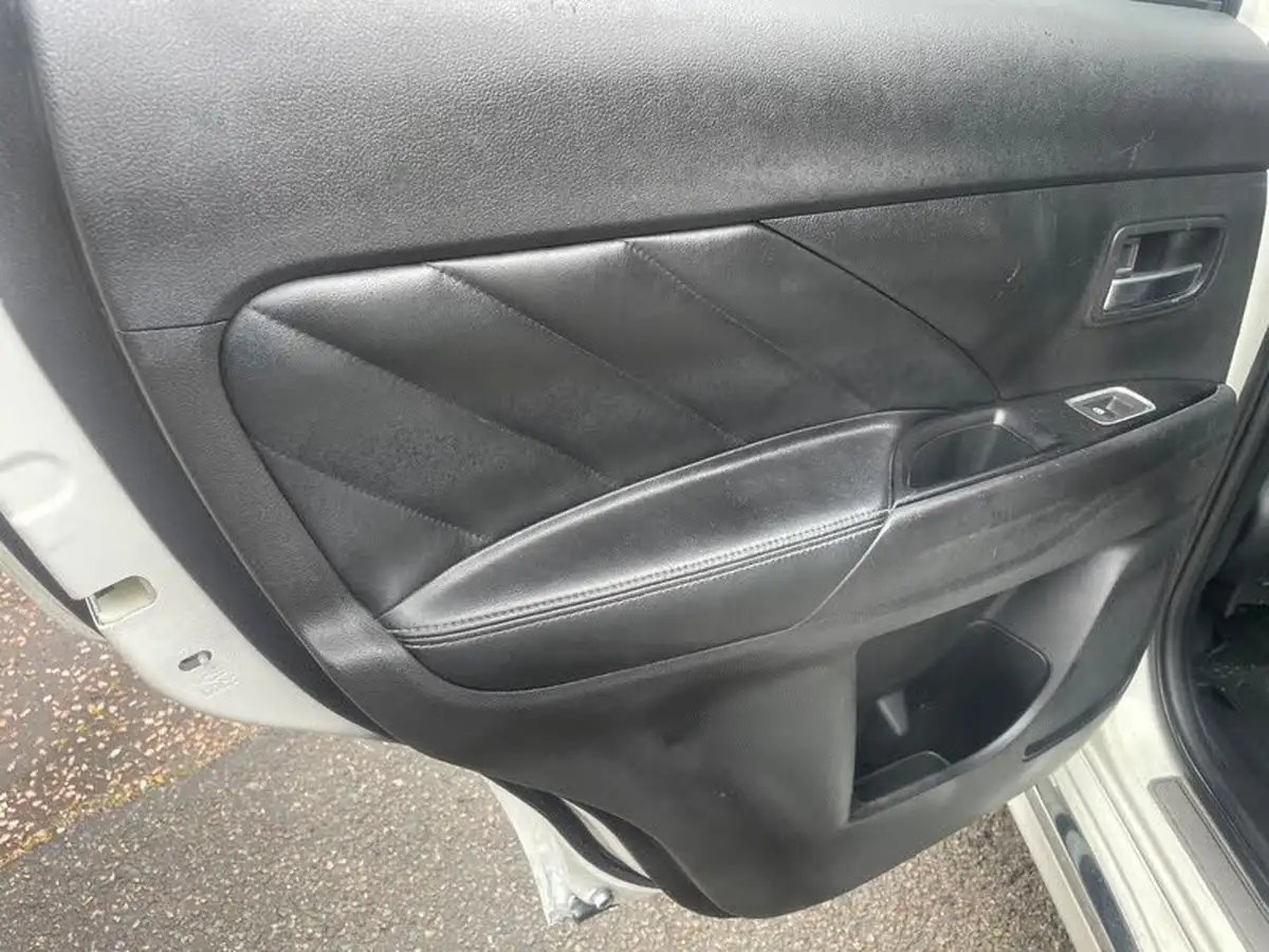 2015-mitsubishi-outlander-20-gx4h-phev-big-29