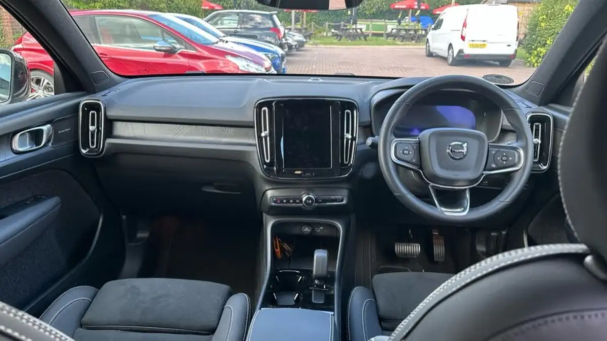 2025-volvo-ex40-e-ultra-black-edition-big-4