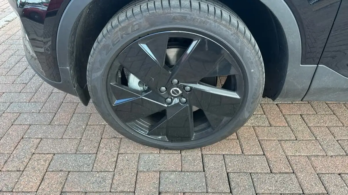 2025-volvo-ex40-e-ultra-black-edition-big-32